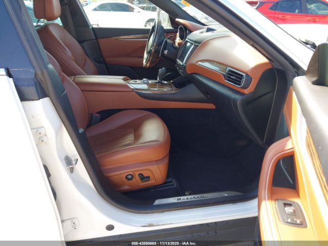 2018 MASERATI LEVANTE ZN661YUL9JX302307 Photo 4