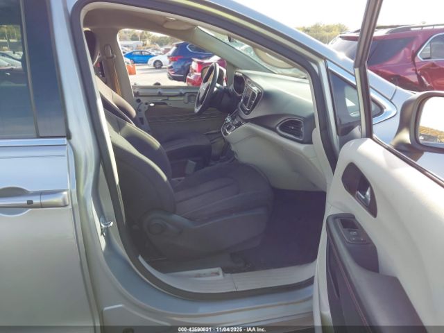 2018 CHRYSLER PACIFICA 2C4RC1DG7JR173906 Photo 4