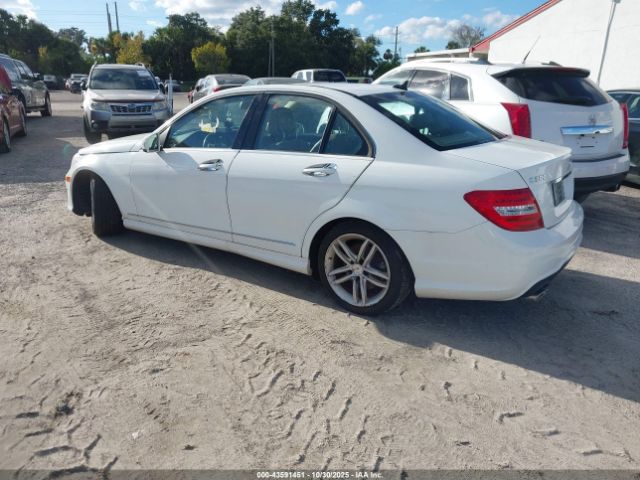 2013 MERCEDES-BENZ C 300 WDDGF8ABXDR276012 Photo 2