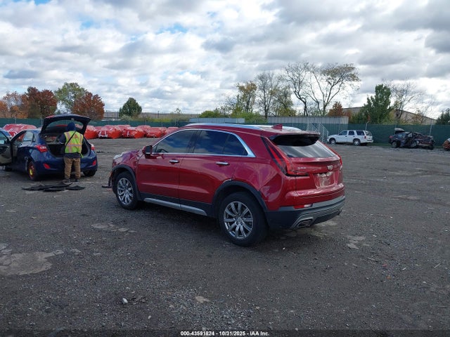 2019 CADILLAC XT4 1GYFZCR45KF209512 Photo 2