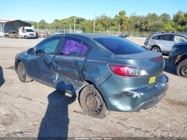 2011 MAZDA MAZDA3 JM1BL1UF5B1366568 Photo 2