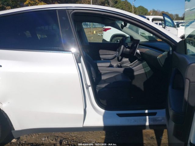 2021 TESLA MODEL Y 5YJYGDED4MF109604 Photo 4