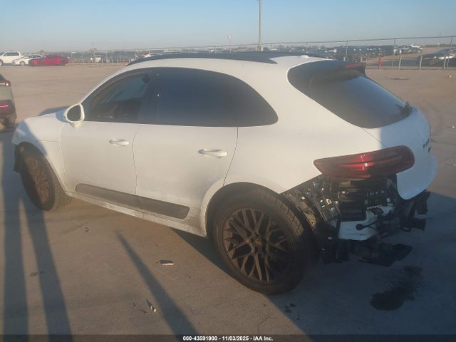 2017 PORSCHE MACAN WP1AG2A51HLB51850 Photo 2