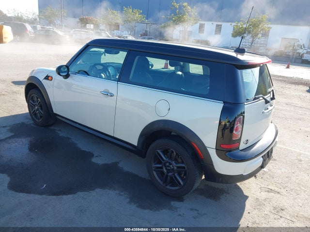 2011 MINI COOPER CLUBMAN WMWZF3C58BT188103 Photo 2