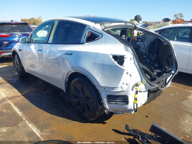 2024 TESLA MODEL Y 7SAYGDED1RA321710 Photo 2
