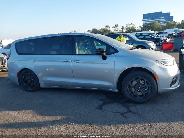Chrysler Pacifica Hybrid Limited 2023 2C4RC1S77PR609309 Image 13