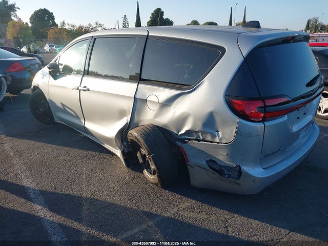 Chrysler Pacifica Hybrid Limited 2023 2C4RC1S77PR609309 Image 3