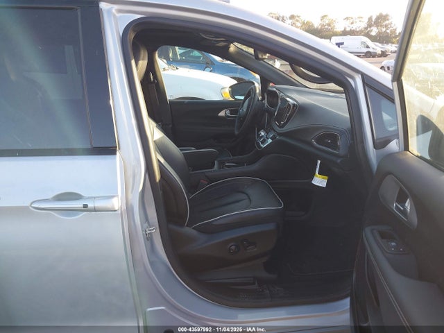 Chrysler Pacifica Hybrid Limited 2023 2C4RC1S77PR609309 Image 5