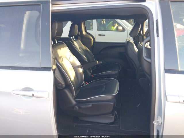 Chrysler Pacifica Hybrid Limited 2023 2C4RC1S77PR609309 Image 8