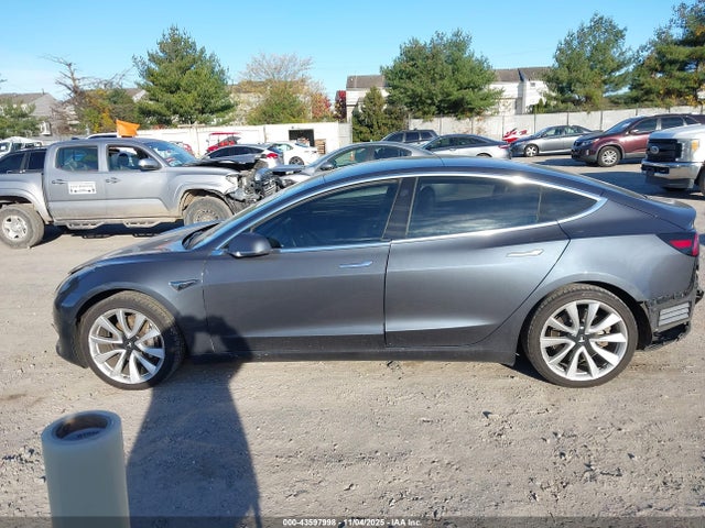 Продажа на аукционе авто 2018 Tesla Model 3 Long Range/mid Range, vin: 5YJ3E1EA7JF042433, номер лота: 43597998