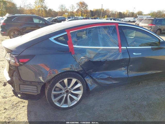 Продажа на аукционе авто 2018 Tesla Model 3 Long Range/mid Range, vin: 5YJ3E1EA7JF042433, номер лота: 43597998