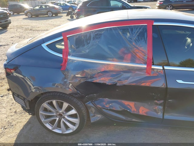 Продажа на аукционе авто 2018 Tesla Model 3 Long Range/mid Range, vin: 5YJ3E1EA7JF042433, номер лота: 43597998