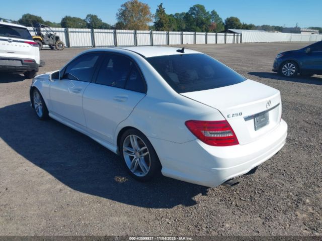 2013 MERCEDES-BENZ C 250 WDDGF4HB6DR270836 Photo 2