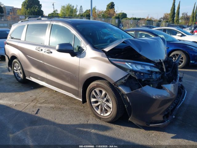 2022 TOYOTA SIENNA 5TDJRKEC2NS097036