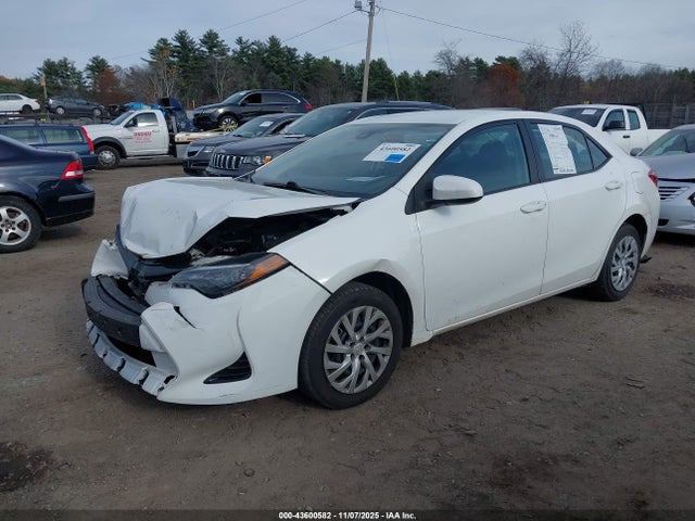 Toyota COROLLA LE 2018 5YFBURHE4JP822082 Image 2