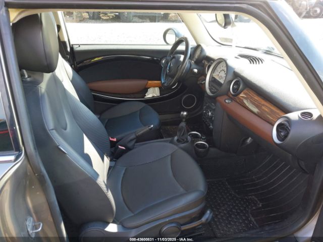 2011 MINI COOPER CLUBMAN WMWZF3C56BT267575 Photo 4