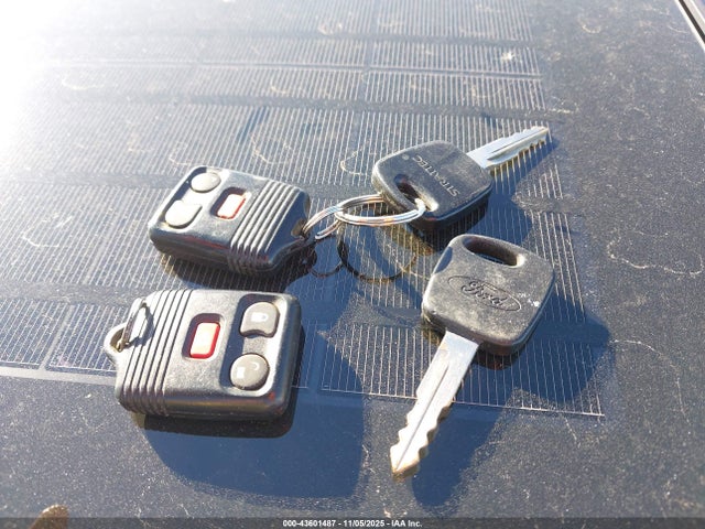 43601487 :رقم المزاد ، 1FMRU166XYLB19421 vin ، 2000 Ford Expedition Xlt مزاد بيع