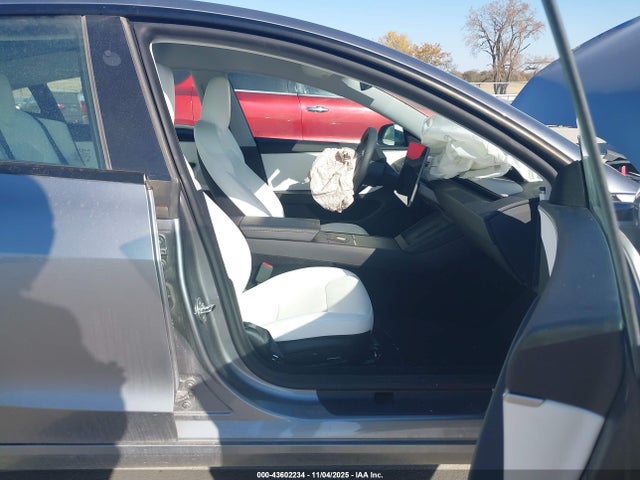 2025 TESLA MODEL 3 5YJ3E1EB7SF918573 Photo 4