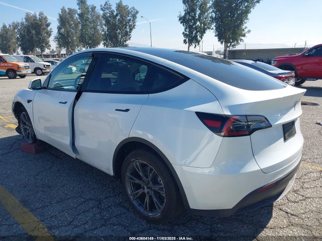 2025 TESLA MODEL Y 7SAYGDED2SF228123 Photo 2