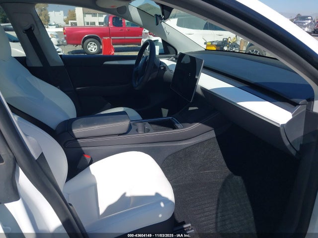 2025 TESLA MODEL Y 7SAYGDED2SF228123 Photo 4
