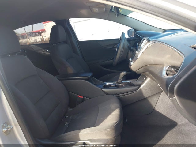 2017 CHEVROLET MALIBU 1G1ZE5ST5HF157389 Photo 4