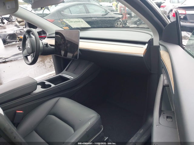 2024 TESLA MODEL Y 7SAYGDEE9RA329997 Photo 4