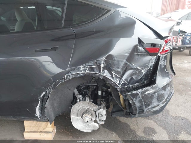 2024 TESLA MODEL Y 7SAYGDED1RF121204 Photo 5