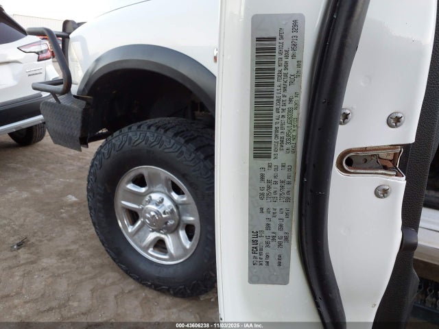 43606238 :رقم المزاد ، 3C6UR5HJ1JG263393 vin ، 2018 Ram 2500 Tradesman  4x4 8' Box مزاد بيع