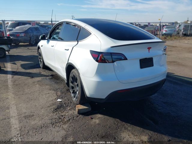 2025 TESLA MODEL Y 7SAYGDEE4SF233722 Photo 2