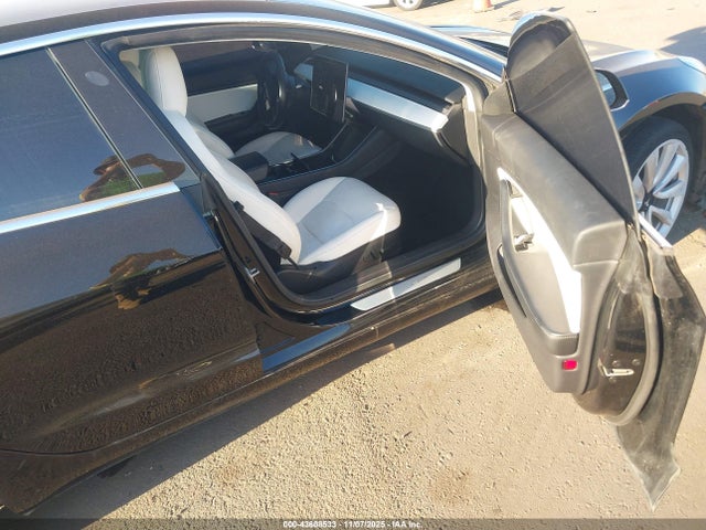 2019 TESLA MODEL 3 5YJ3E1EA5KF345440 Photo 4
