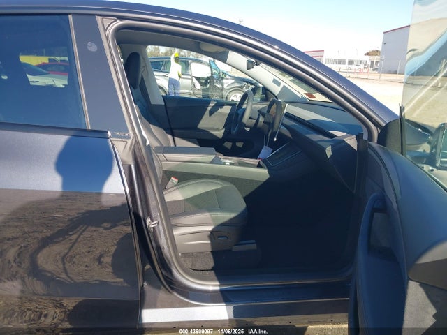 2026 TESLA MODEL Y 7SAYGDEE6TA395060 Photo 4