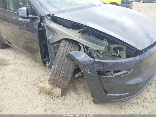 2026 TESLA MODEL Y 7SAYGDEE6TA395060 Photo 5