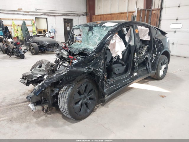 2024 TESLA MODEL Y 7SAYGDEEXRA327773 Photo 1