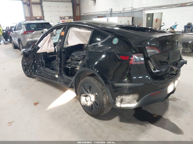 2024 TESLA MODEL Y 7SAYGDEEXRA327773 Photo 2