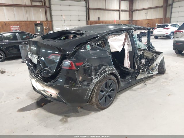 2024 TESLA MODEL Y 7SAYGDEEXRA327773 Photo 3