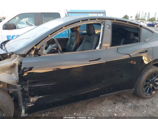 Продаж на аукціоні авто 2021 Tesla Model Y Long Range Dual Motor All-wheel Drive, vin: 5YJYGDEE2MF222671, номер лоту: 43609978