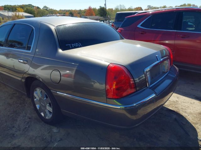 2004 LINCOLN TOWN CAR 1LNHM83W84Y609796 Photo 2