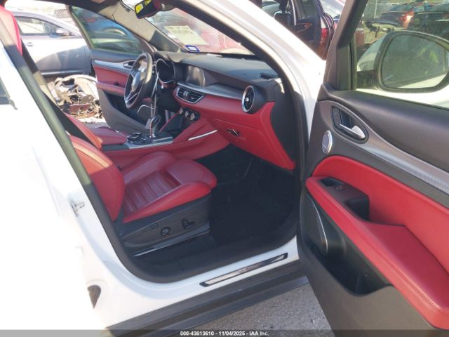 2018 ALFA ROMEO STELVIO ZASFAKNN6J7C02431 Photo 4