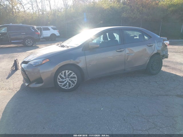 Toyota COROLLA LE 2018 2T1BURHE4JC066379 Image 2
