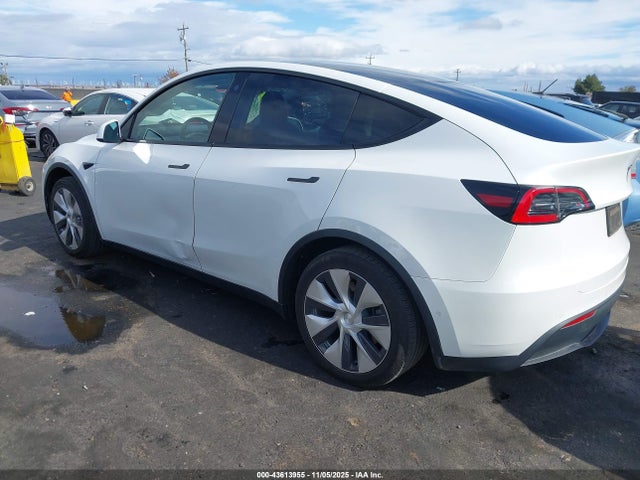 2021 TESLA MODEL Y 5YJYGDED0MF103010 Photo 2