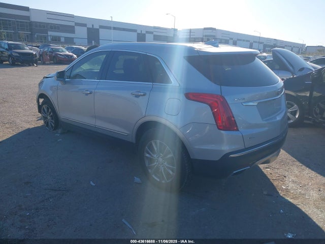 2017 CADILLAC XT5 1GYKNFRS1HZ110624 Photo 2