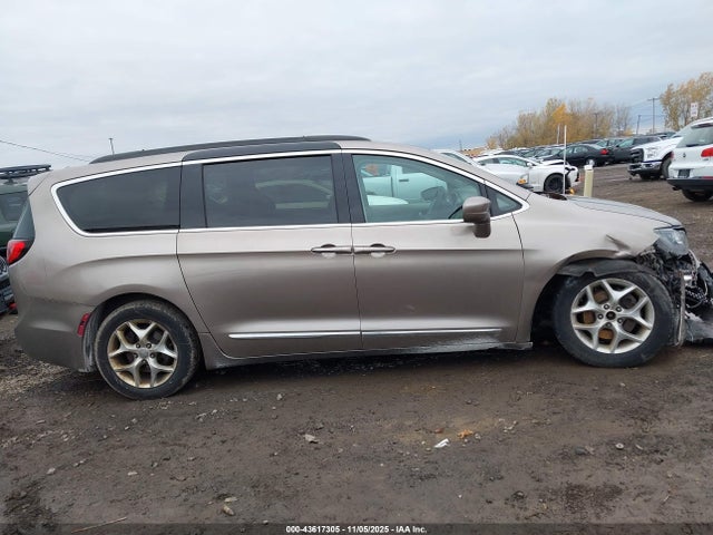 Продаж на аукціоні авто 2017 Chrysler Pacifica Touring-l, vin: 2C4RC1BG5HR535907, номер лоту: 43617305