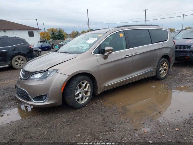 Продаж на аукціоні авто 2017 Chrysler Pacifica Touring-l, vin: 2C4RC1BG5HR535907, номер лоту: 43617305