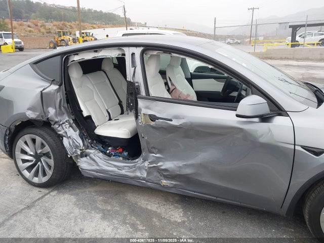 2026 TESLA MODEL Y 7SAYGDEE1TF342348 Photo 5