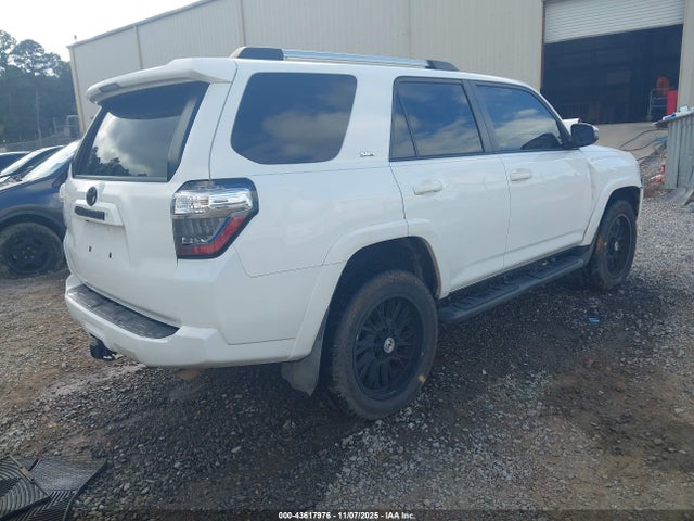 2019 TOYOTA 4RUNNER JTEBU5JR3K5702614 Photo 3