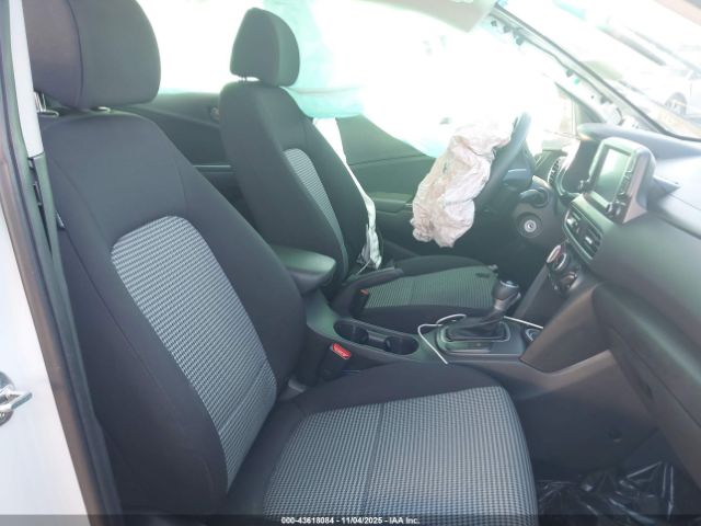 2018 HYUNDAI KONA KM8K12AA7JU175845 Photo 4