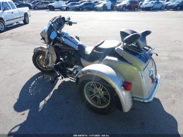 2018 HARLEY-DAVIDSON FLHTCUTG 1HD1MAD11JB852296 Photo 2