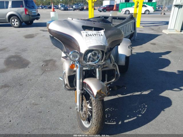 2018 HARLEY-DAVIDSON FLHTCUTG 1HD1MAD11JB852296 Photo 4