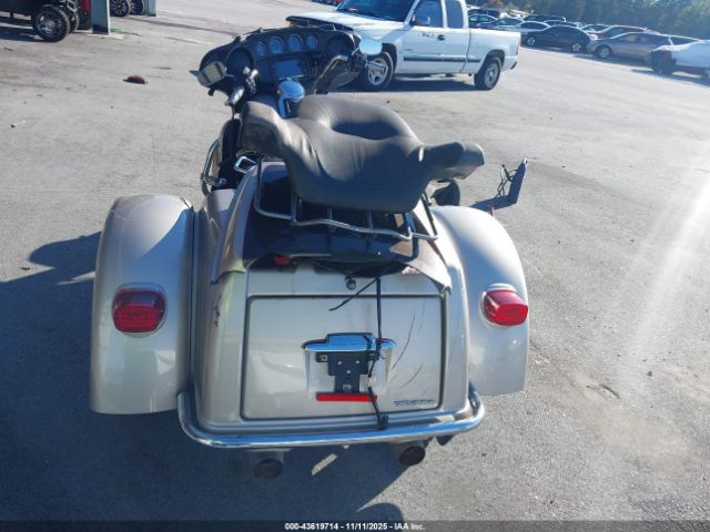 2018 HARLEY-DAVIDSON FLHTCUTG 1HD1MAD11JB852296 Photo 5