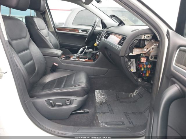 2011 VOLKSWAGEN TOUAREG WVGFF9BP0BD004841 Photo 4